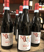 Rotweinflaschen Novello Bardolino auf Holzfass